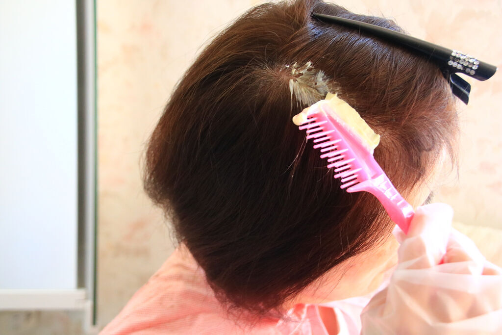 白髪用ヘアマニキュアのおすすめ人気6選 セルフ染めのコツ 綺麗に染まらない原因 美容院での価格は Lips