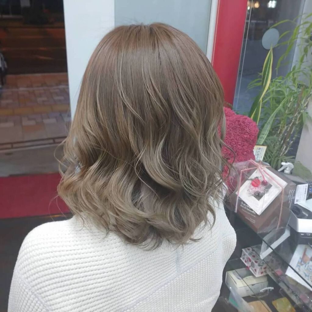 人気続行カラー アッシュグレージュ で透明感溢れる洗練ヘアに ブリーチなし暗め 明るめ Lips