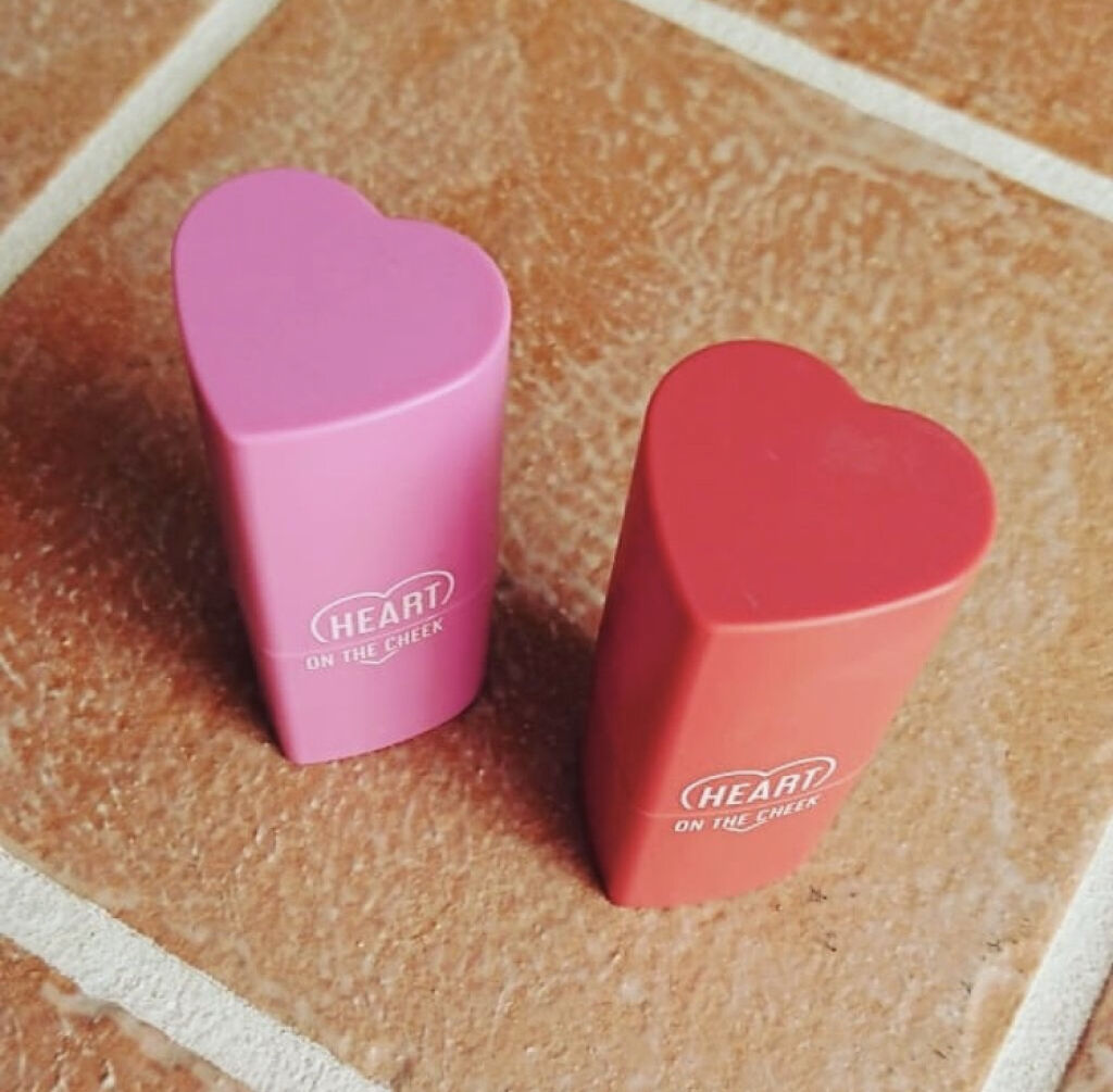 「可愛らしい見た目に胸キュン♡毎日持ち歩きたいハートモチーフコスメを集めました!」の画像(#76486)