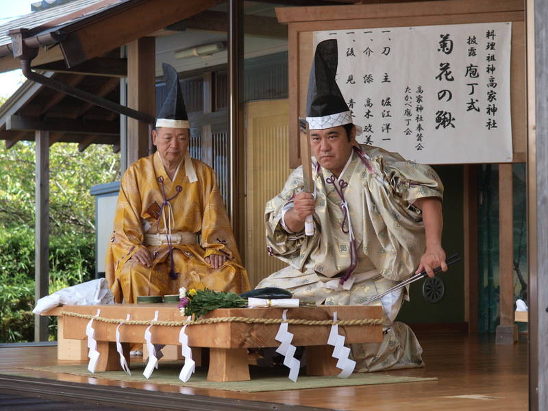 高家神社の庖丁式で刀主を務める堀江さん