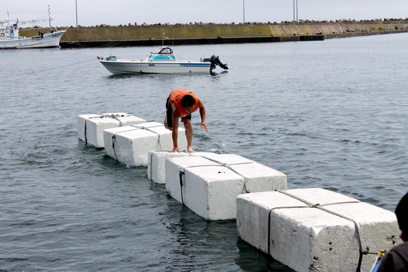 室津祭り名物「海上ハッポー渡り」（提供：奥尻島観光協会）