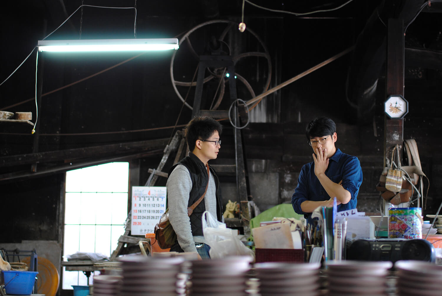 2018年の南慎太郎(左)と「瀬戸本業窯」八代後継の水野雄介さん(右)。