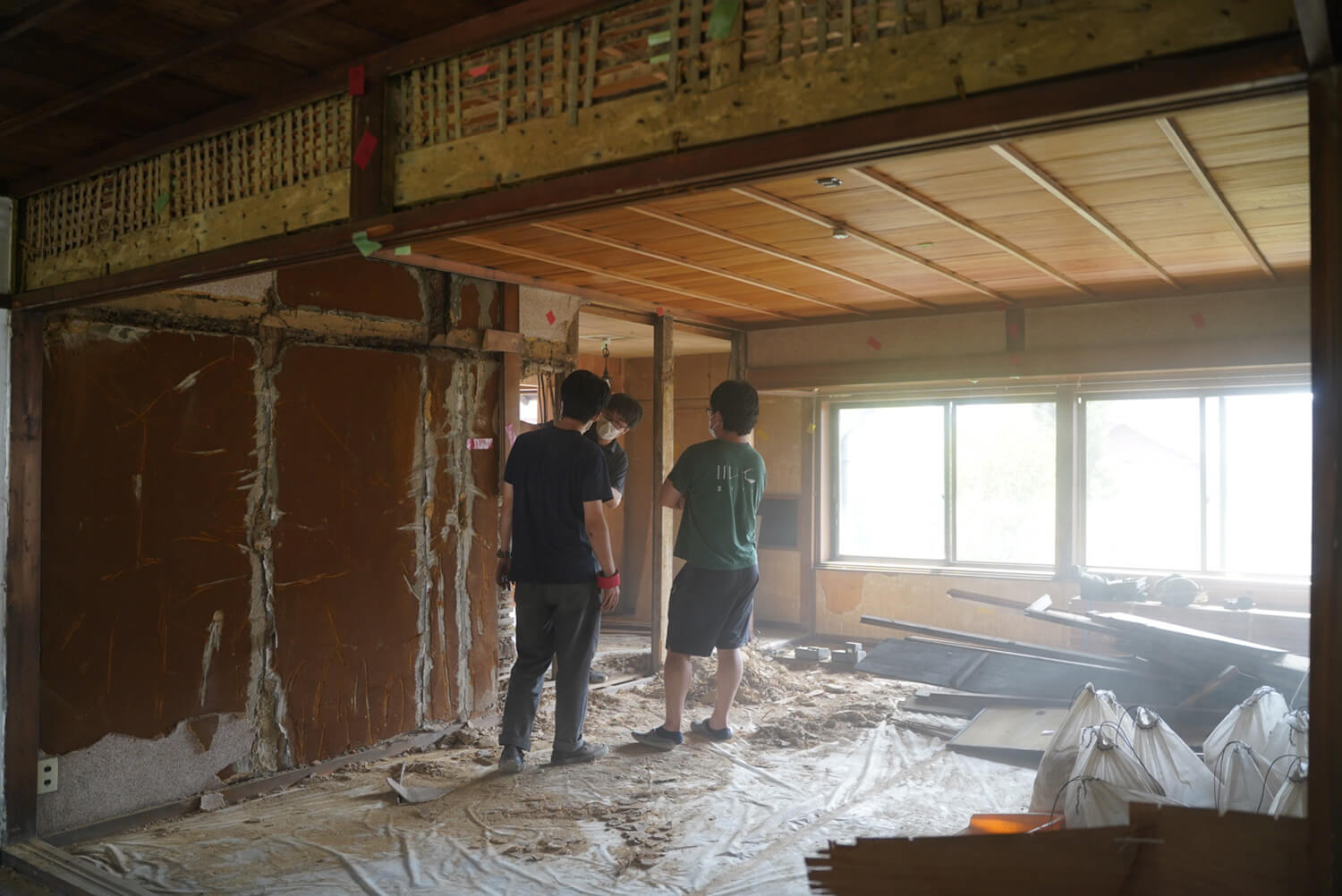 2階の工事の様子。解体業者に依頼し、壁や天井などを解体しました。