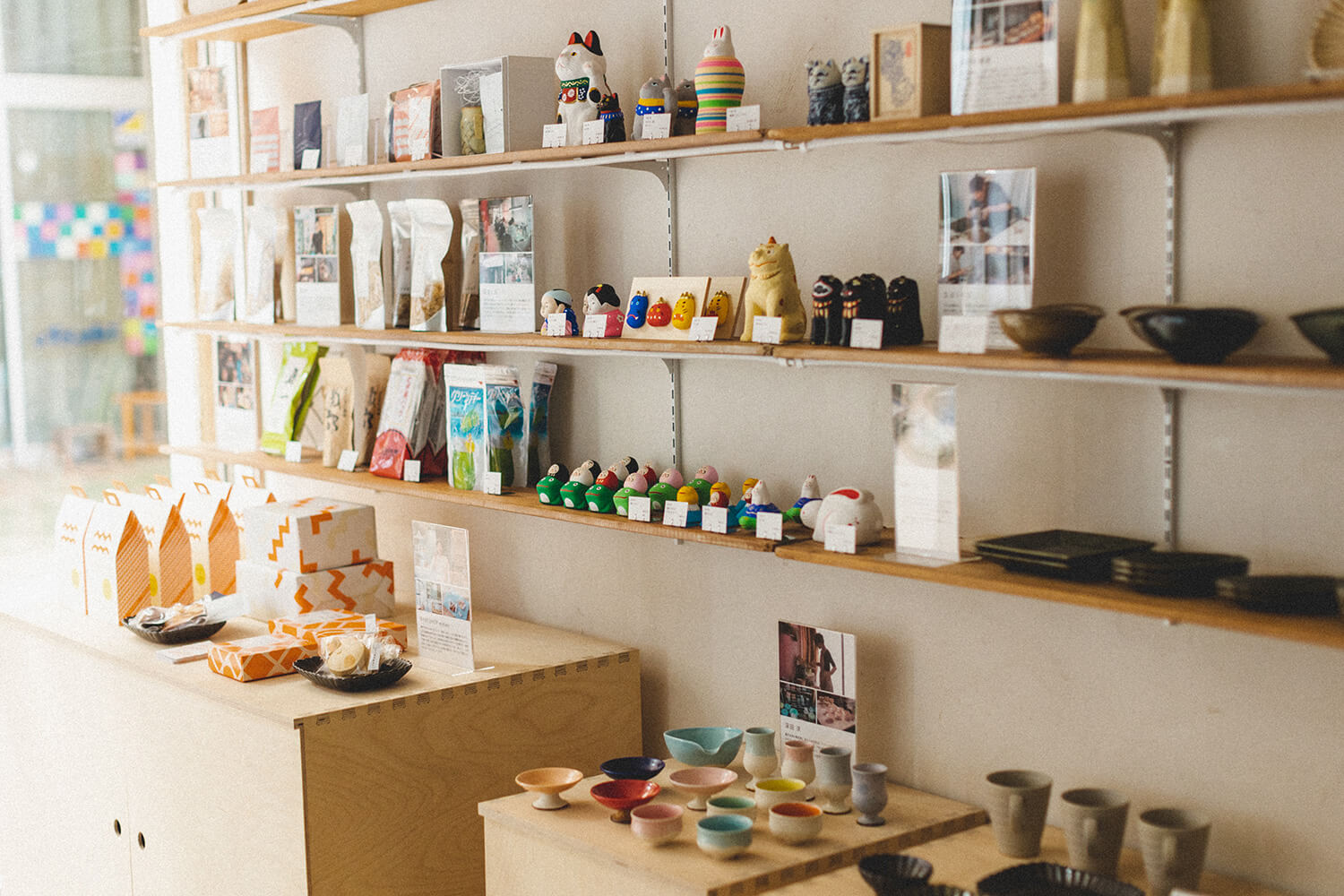 Made in SETOの菓子や焼き物。