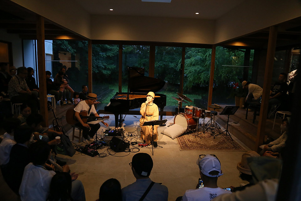 歯科室に隣接するホールにて。時間と共に変化する景色とiimaの音楽