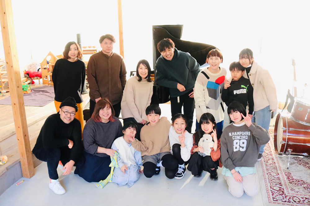 いとの森で出会った仲間たち。愛さんを囲んで