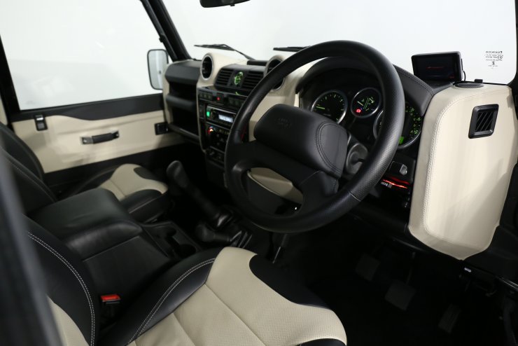 ランドローバー ディフェンダー 90 Autobiography Edition 6MT 世界