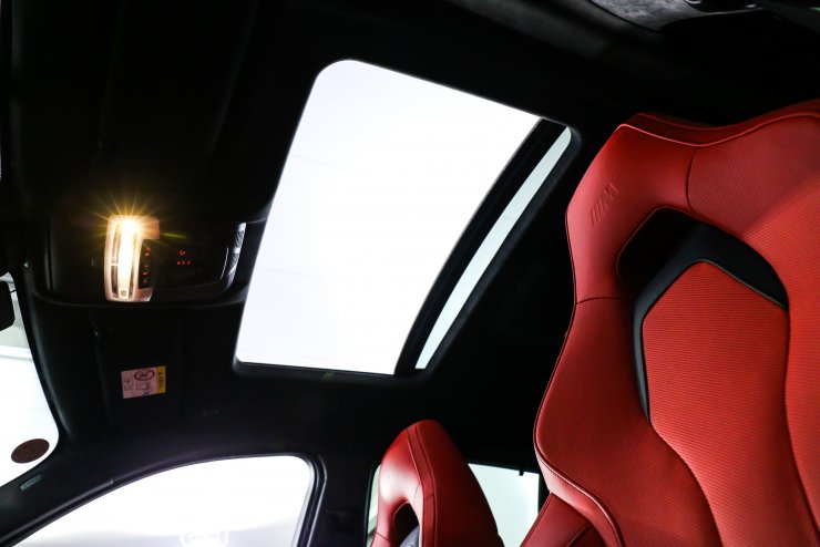 BMW X6 M 4.4 希少左ハンドル ブラックサファイヤ×ムジェロレッド