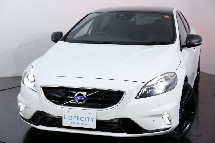 ボルボ V40 5ドアハッチバック カーボン製 フロントスポイラー リップスポイラー [Rデザイン]と[クロスカントリー]対応不可 人気△ボルボ V40 5ドアハッチバック カーボン製 フロントスポイラー