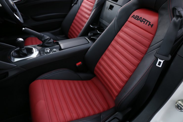 アバルト 124スパイダー 124spider 6速MT 1オーナー レザー＆ナビPKG