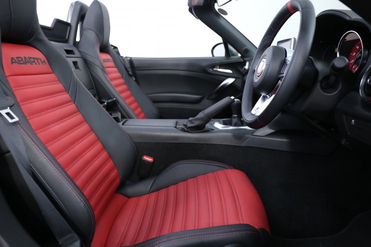 アバルト 124スパイダー 124spider 6速MT 1オーナー レザー＆ナビPKG
