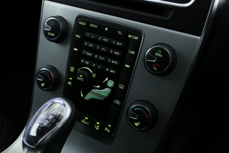 ボルボ V60 T4 Rデザイン ブラックレザー 純正HDDナビバックカメラ 地