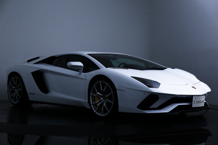 ランボルギーニ アヴェンタドール LP740-4 走行100km 有償外装色