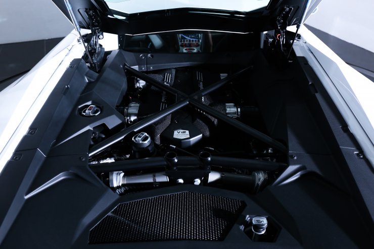 ランボルギーニ アヴェンタドール LP740-4 走行100km 有償外装色