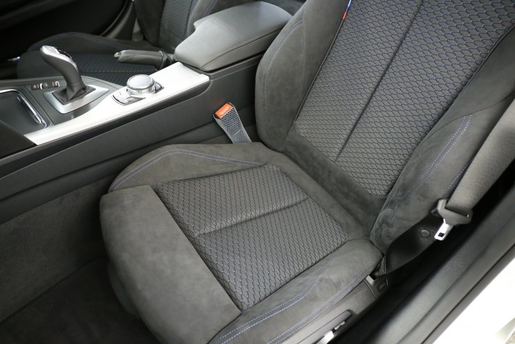 BMW 3シリーズ 320d M Sport ブラックアルカンターラ&ファブリック