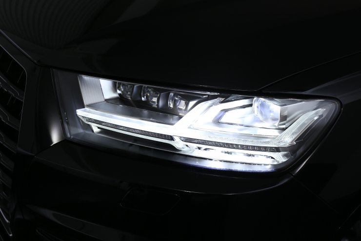 アウディ Q7 3.0TFSI quattro S-linePKG ブラックグリル ブラック