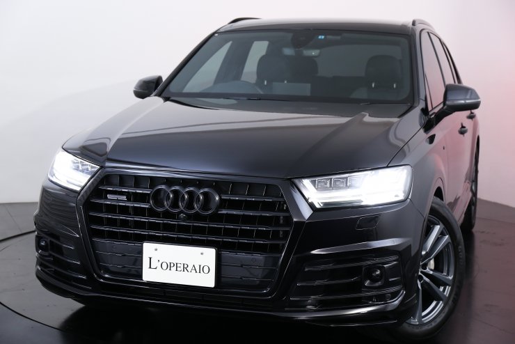 アウディ Q7 3.0TFSI quattro S-linePKG ブラックグリル ブラック 