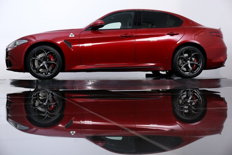 アルファロメオ ジュリア Quadrifoglio 有償色ロッソコンペティ
