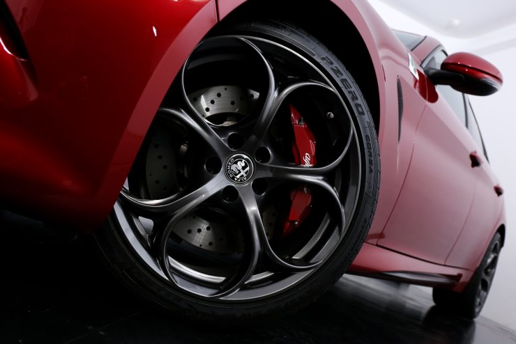 アルファロメオ ジュリア Quadrifoglio 有償色ロッソコンペティツィ