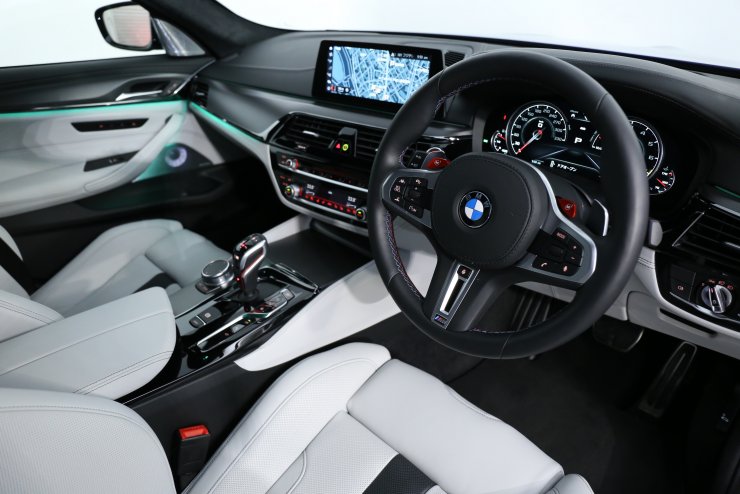 BMW M5 現行モデル BMW Individual シルバーストーン×ブラック