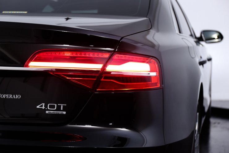 アウディ A8 A8 4.0TFSI quattro ワンオーナー Audiデザイン