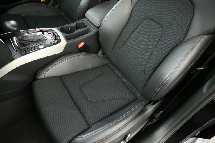 アウディ A4アバント Avant 2.0 TFSI クワトロ S-LinePKG ブラック  