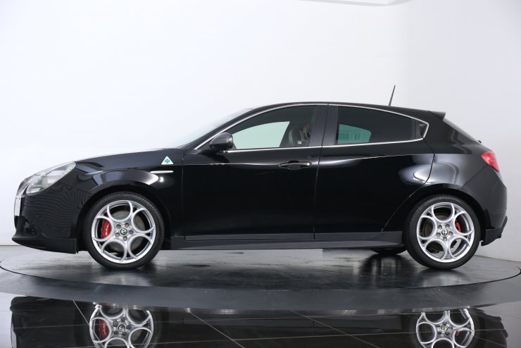 【むねっち】アルファロメオ　ジュリエッタ　クアドリ　黒ホイール 2021年製 バリ溝】アルファロメオ ジュリエッタ クアドリフォリオ 純正