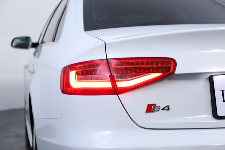 アウディ S4 Sedan 3.0 4WD 左ハンドル サンルーフ アシスタンスPKG