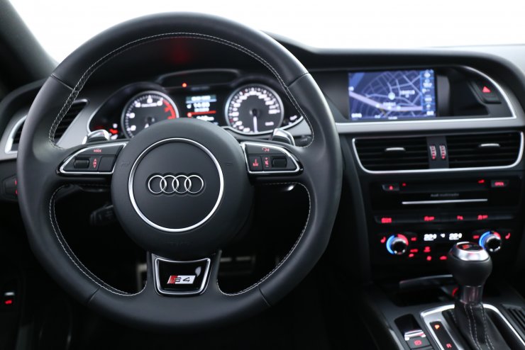 アウディ S4 Sedan 3.0 4WD 左ハンドル サンルーフ アシスタンスPKG