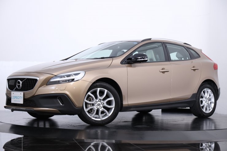 ボルボ V40 V40クロスカントリー D4 サマム ホワイト×ブラックレザー