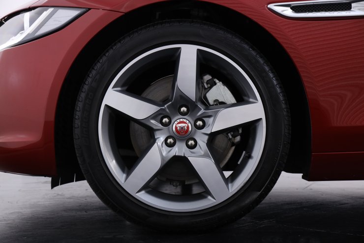 純正 ジャガー XE 18inch 245/40 225/45 その2 ジャガー XE 2.0 PRESTIGE 有償カラー ブラックレザー メモリー