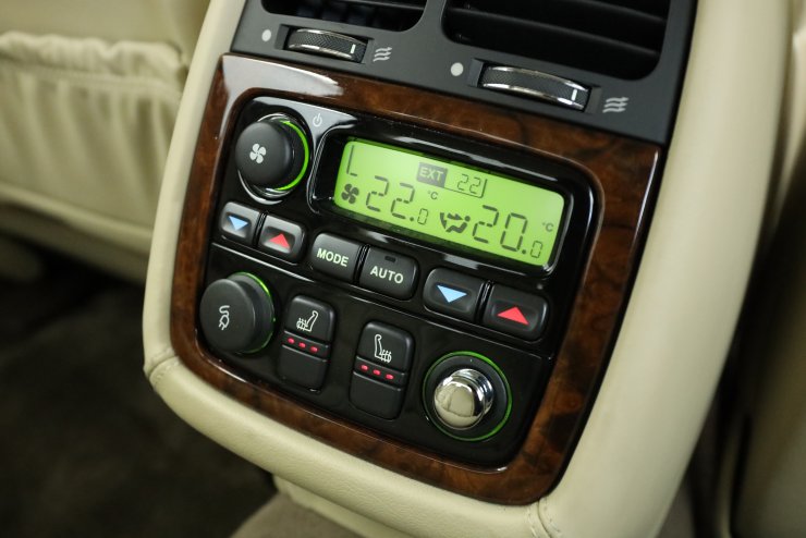 ジャガー XJ スーパーV8L リアマルチメディアシステム リアピクニック
