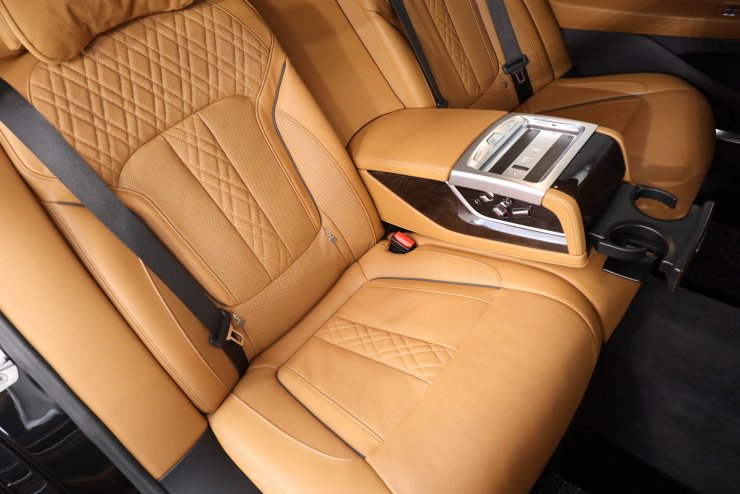 BMW 7シリーズ 740Ld xDrive エクセレンス harman/kardon リア