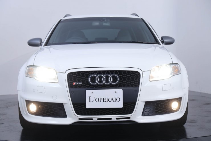 アウディ RS4アバント WhiteStyleLimited 6MT 右ハンドル 特別仕様車