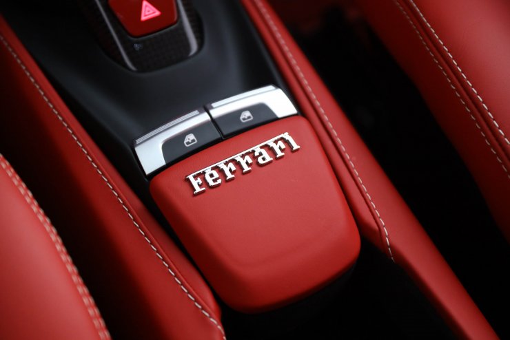 フェラーリ 488 GTB F1 DCT 正規ディーラー車 OP総額約650万円