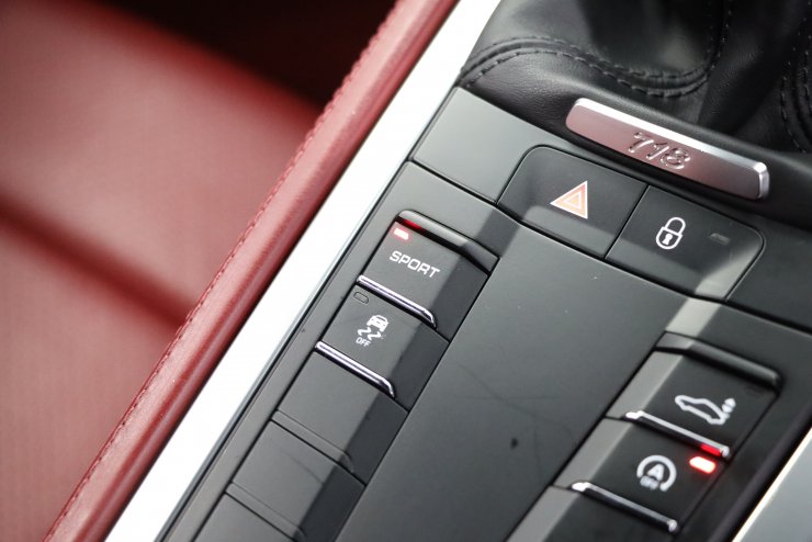 ポルシェ 718 （Type982)Cayman 6MT 18年モデル 1オーナー車 右