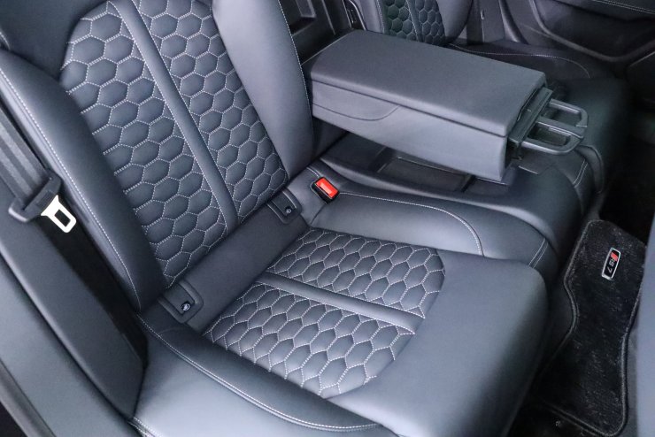 アウディ RS7スポーツバック 4.0 カーボンブレーキ サンルーフ