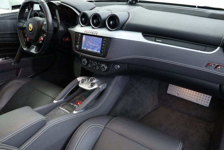 フェラーリ FF Ferrari Four 4WD 正規ディーラー車 カーボンファイバー