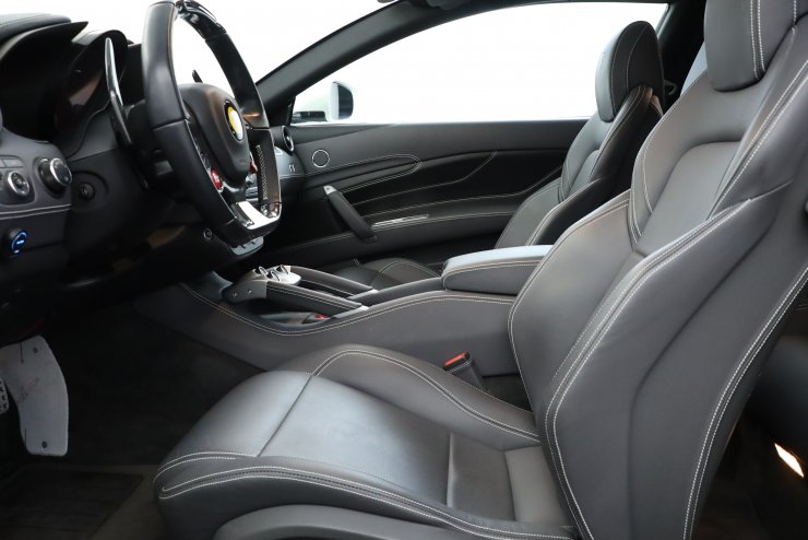 フェラーリ FF Ferrari Four 4WD 正規ディーラー車 カーボンファイバー