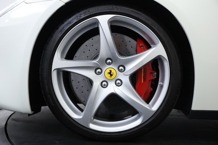 フェラーリ FF Ferrari Four 4WD 正規ディーラー車 カーボン