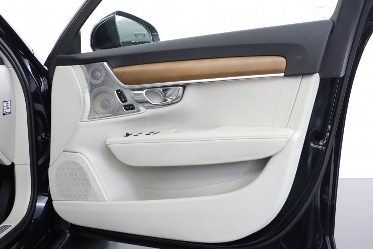 ボルボ V90 T6 AWD INSCRIPTION パノラマサンルーフ リニア