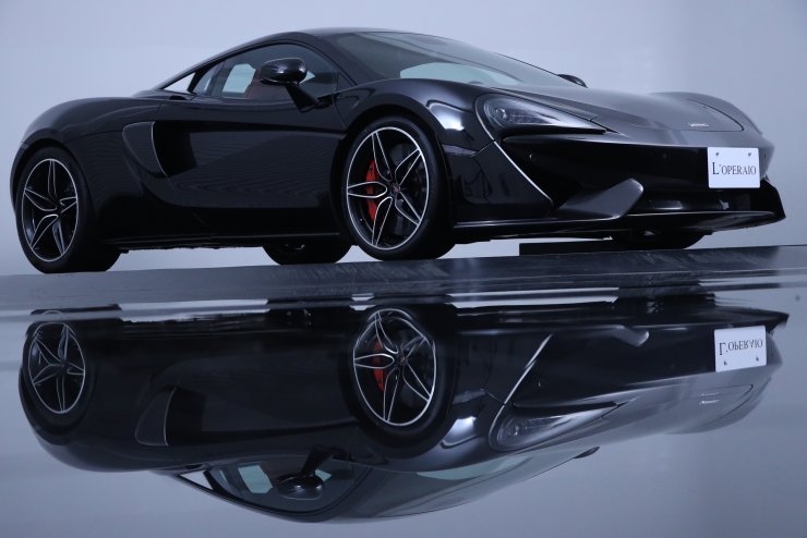 マクラーレン 570S Coupe ブラック×レッドレザーバイマクラーレン