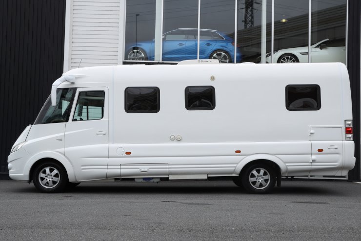 メルセデスベンツ エストレル 57エクスクルーシブ キャンピングカー 新車並行 左ハンドル カロッツェリアhddナビ 地デジ テレビ2台 フロント バックカメラ クルコン ハロゲンヘッドライト 電動サンシェード 純正16インチaw ルーフソーラーパネル シャワー室 最後部ベッド