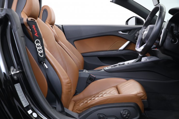 アウディ TTロードスター 2.0TFSI Quattro レザーPKG 茶革 黒幌 社外19