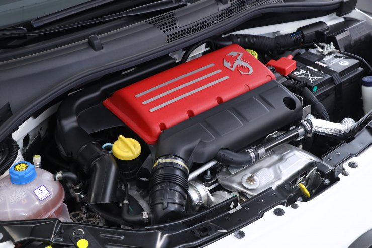 アバルト 595 COMPETIZIONE 5MT 左ハンドル ブラック×レッドサベルト 