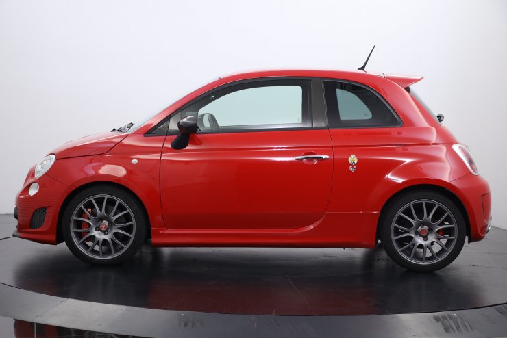 アバルト 695トリブートフェラーリ 世界限定1696台（日本150台） 特別