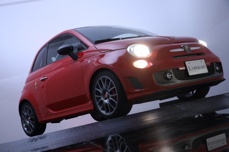 アバルト 695トリブートフェラーリ 世界限定1696台（日本150台） 特別