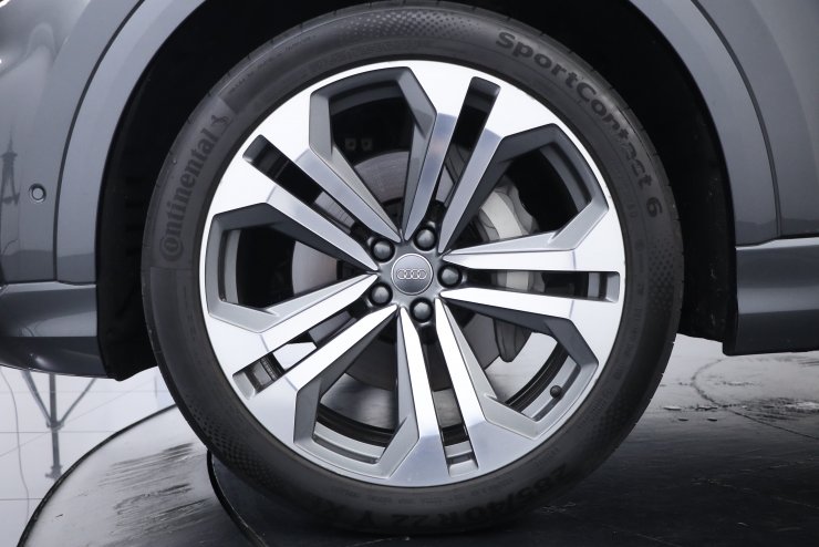 アウディ Q8 55 TESIクワトロ debut package S line コンフォート