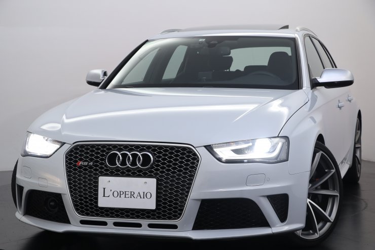 アウディ RS4アバント 4.2 quattro 左ハンドル パノラマルーフ