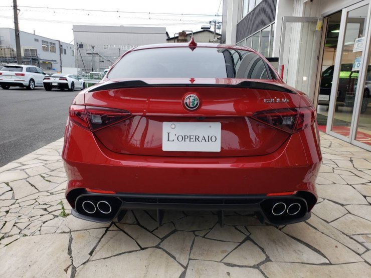 アルファロメオ75 リアトランクガーニッシュ後期レッド中古 Alfa Romeo アルファロメオ ジュリア用 クアドリフォリオタイプ